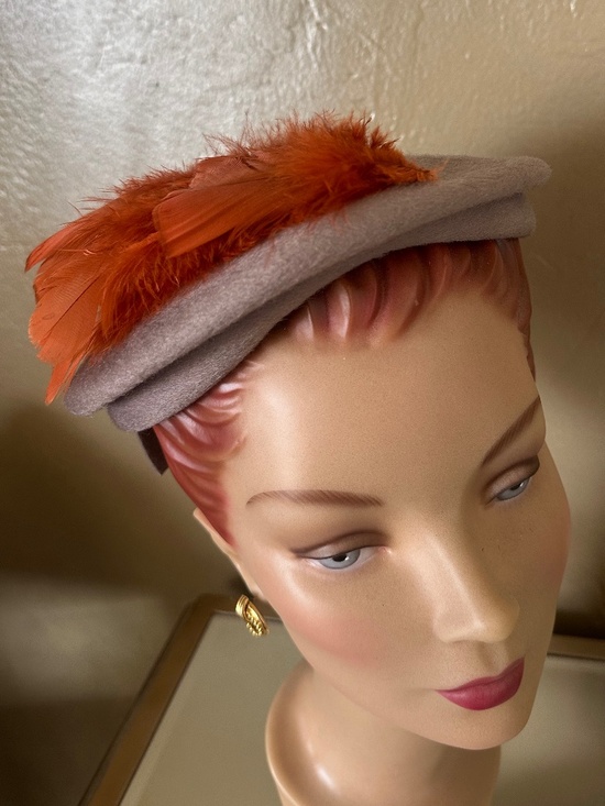 MARVELOUS 1950\'s TAUPE FELT HAT + BACK BOW & RUST FEATHER TRIM